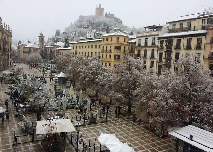 Plaza Nueva Con Vistas A La Alhambra * Granada